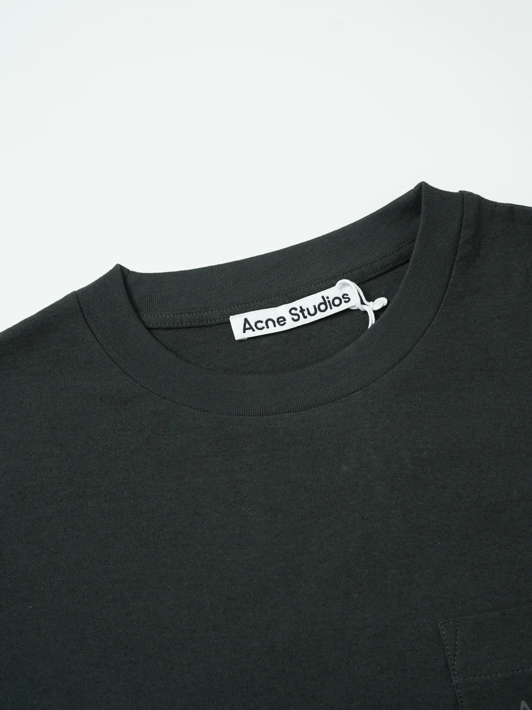 115 Acne Studios•Logo letter printed round neck long sleeves 🌟Material: Cotton 🌟Weight: Grams 🌟Size: S M L Selected heavyweight combed cotton fabric, washed and pre-shrunk, the shape is stiff and not easy to deform, and the upper body feels soft and Breathable. The Acne letters are cleverly highlighted in dark tones, as three-dimensional and distinct as a brand. The ready-made garments are then washed twice to shape, with exquisite details and quality online shipments. The three-standard complete original version is developed only for restoration!